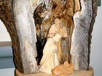 Krippe im Holzstamm