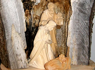 Krippe im Holzstamm
